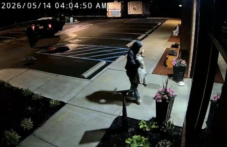 Homeless Man Spends The Night On Concrete Outside Vet Clinic Cradling His Injured Pit Bull Homeless Man Spends The Night On Concrete Outside Vet Clinic Cradling His Injured Pit Bull